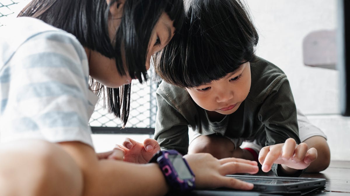 Quelle génération vient après la génération Z ? Enfant de la génération Alpha avec une tablette
